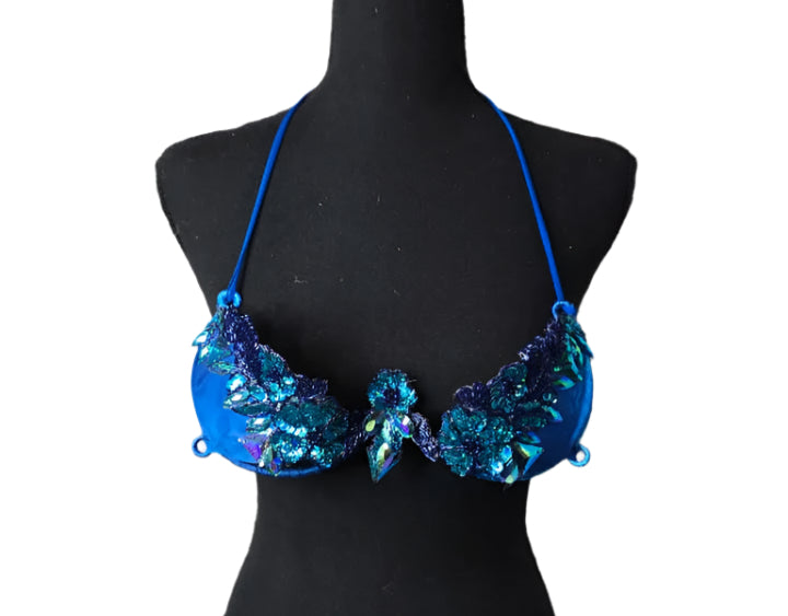 Blue Lagoon Fantasy Decorated Wire Bra with vivid electric blue fabric, covered in sparkling 3D blue gems and floral crystal appliqués, displayed on a black mannequin—perfect for festivals, carnivals, and dazzling performances. #CarnivalMW #FestivalFashion #CarnivalReady #WireBra
