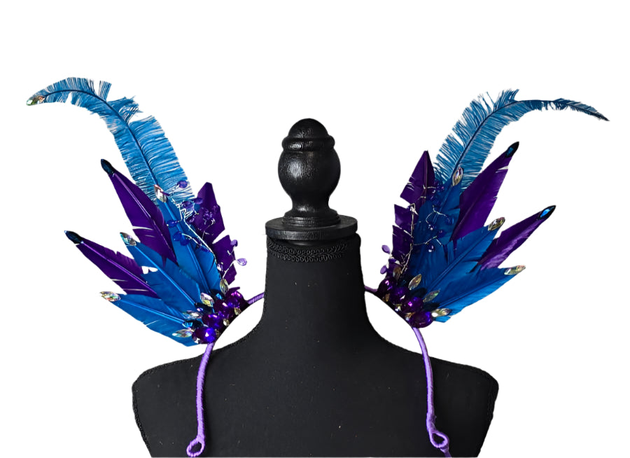 Electric Blue Fantasy Feather Small Collar Wings featuring vibrant electric blue and deep purple feathers with sparkling embellishments and dramatic plumes; lightweight, adjustable, and handmade for carnival and festival wear. #CARNIVALFEATHERS #CARNIVAL #CARNIVALCOSTUMES