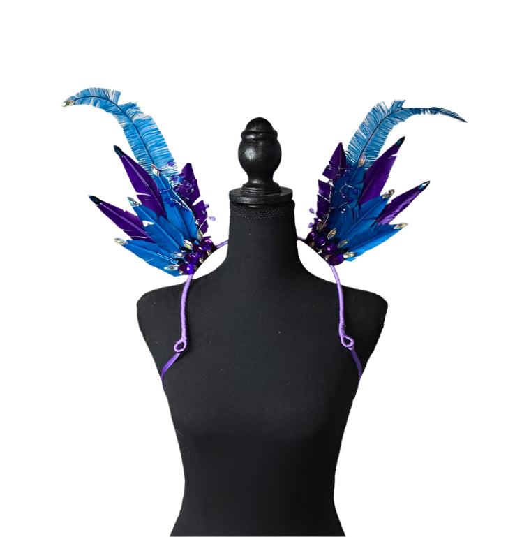 Electric Blue Fantasy Feather Small Collar Wings featuring vibrant electric blue and deep purple feathers with sparkling embellishments and dramatic plumes; lightweight, adjustable, and handmade for carnival and festival wear. #CARNIVALFEATHERS #CARNIVAL #CARNIVALCOSTUMES