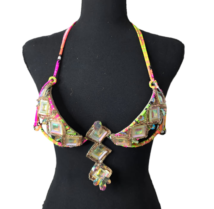 Neon Carnival Decorated Wire Bra featuring a neon multicolor base, sparkling iridescent gems, and bold geometric patterns, displayed on a black mannequin—perfect for carnivals, samba dancers, and festival performances. #CarnivalMW #CarnivalReady #FestivalFashion #WireBra #NeonCarnival #ShowgirlStyle #CustomCostumes #carnivalfeathers #carnivalcostume #carnivalbackpack #festival #festivalwear #festivallooks #carnival #mondaywear