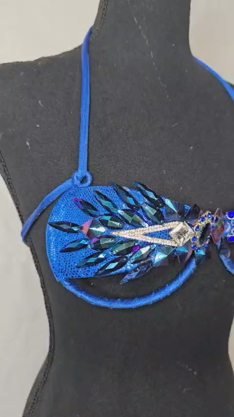 Sapphire Blaze Decorated Wire Bra featuring a vivid sapphire blue base, shimmering blue and silver gem embellishments, and radiant iridescent accents, displayed on a black mannequin—perfect for carnivals, samba dancers, and festival performances. #CarnivalMW #CarnivalReady #FestivalFashion #WireBra #SapphireBlaze #ShowgirlStyle #CustomCostumes #carnivalfeathers #carnivalcostume #carnivalbackpack #festival #festivalwear #festivallooks #carnival #mondaywear