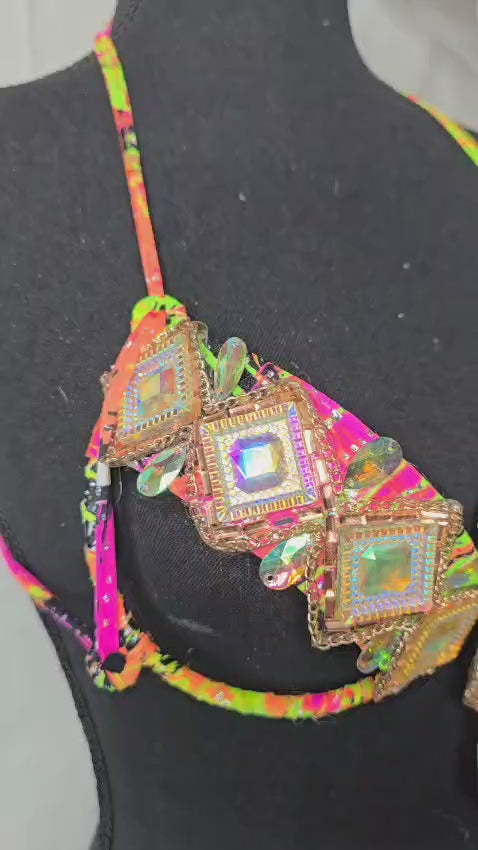 Neon Carnival Decorated Wire Bra featuring a neon multicolor base, sparkling iridescent gems, and bold geometric patterns, displayed on a black mannequin—perfect for carnivals, samba dancers, and festival performances. #CarnivalMW #CarnivalReady #FestivalFashion #WireBra #NeonCarnival #ShowgirlStyle #CustomCostumes #carnivalfeathers #carnivalcostume #carnivalbackpack #festival #festivalwear #festivallooks #carnival #mondaywear